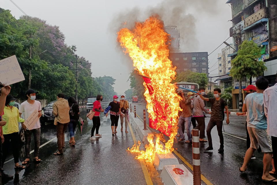 緬甸示威民眾質疑中國大陸默許政變，當街焚燒五星旗洩憤。圖片來源：Reuters。