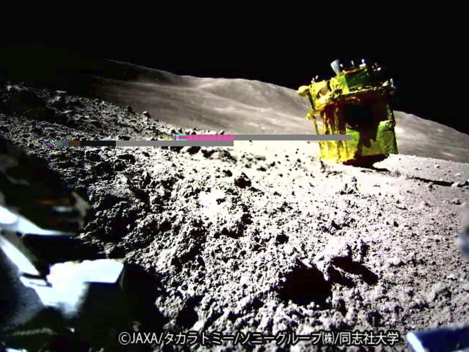 Von einem Lunar Excursion Vehicle 2 (LEV-2) aufgenommenes Bild des japanischen SLIM-Landegeräts auf dem Kopf stehend auf dem Mond. - Copyright: JAXA/Takara Tomy/Sony Group Corporation/Doshisha University