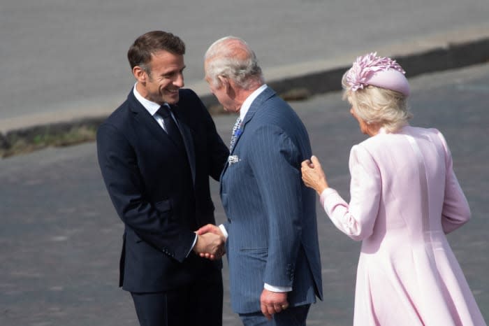 Reyes Carlos y Camilla con Macron