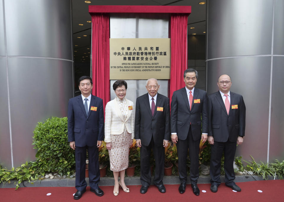 2020年7月8日駐港國安公署成立，左起為香港維護國家安全委員會中聯辦主任兼國家安全顧問羅慧寧、香港行政長官林鄭月娥、香港前行政長官董建華、梁振英及國安公署署長鄭雁雄。圖片來源：AP