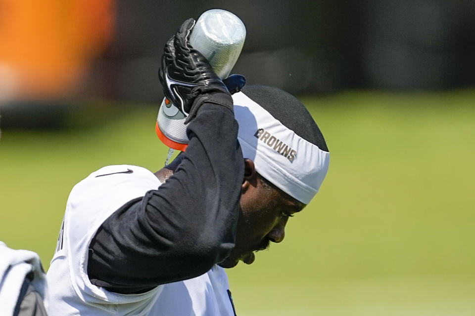 Jeremiah Owusu-Koramoah, de los Browns de Cleveland, se refresca entre ejercicios en el entrenamiento del equipo de la NFL, el lunes 24 de julio de 2023, en White Sulphur Springs, Virginia del Oeste. (AP Foto/Chris Carlson)