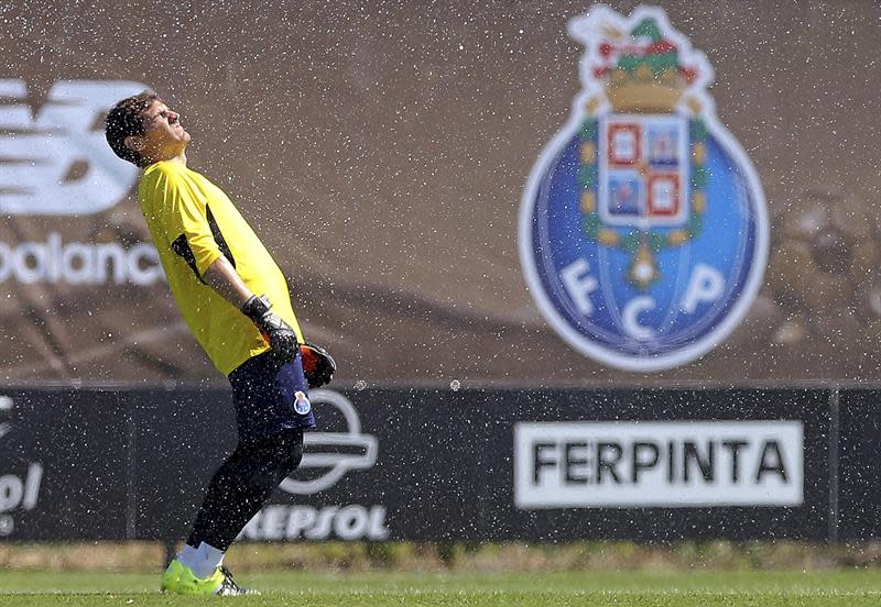 El nuevo portero del Oporto, el espapañol Iker Casillas, se refresca con el agua de los aspersores durante un entrenamiento del equipo celebrado en el centro Olival en Vila Nova de Gaia, norte de Portugal, hoy, 22 de julio de 2015. EFE/Jose Coelho