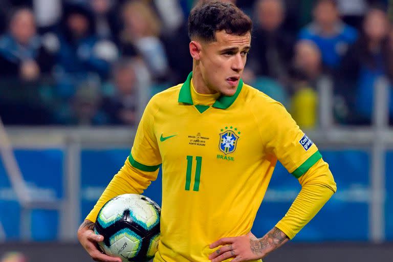 Brazils Philippe Coutinho holds the ball during their Copa America football tournament quarter-final match against Paraguay at the Gremio Arena in Porto Alegre, Brazil, on June 27, 2019