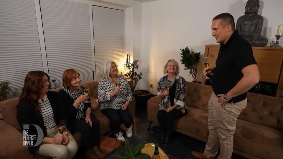 Der Hahn im Korb begrüßt die vier Damen mit einem Glas Champagner, von links: Sandra, Ute, Petra, Diana und Kristoph.
 (Bild: RTL)