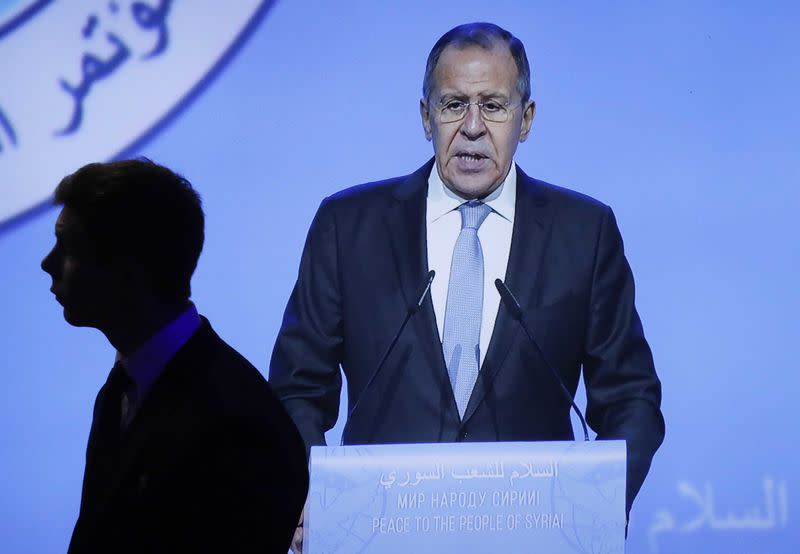 Le ministre russe des Affaires étrangères, Sergueï Lavrov. La conférence de paix sur la Syrie organisée par la Russie mardi à Sotchi s'est achevée sur un appel à l'organisation d'élections démocratiques mais sans tenir compte d'aucune des demandes de l'opposition, au terme d'une journée marquée par la discorde et la confusion pendant laquelle le chef de la diplomatie russe s'est fait bruyamment chahuter. /Photo prise le 30 janvier 2018/REUTERS/Sergei Karpukhin