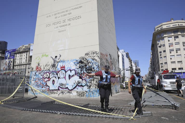 Las vallas alrededor del Obelisco, en el piso