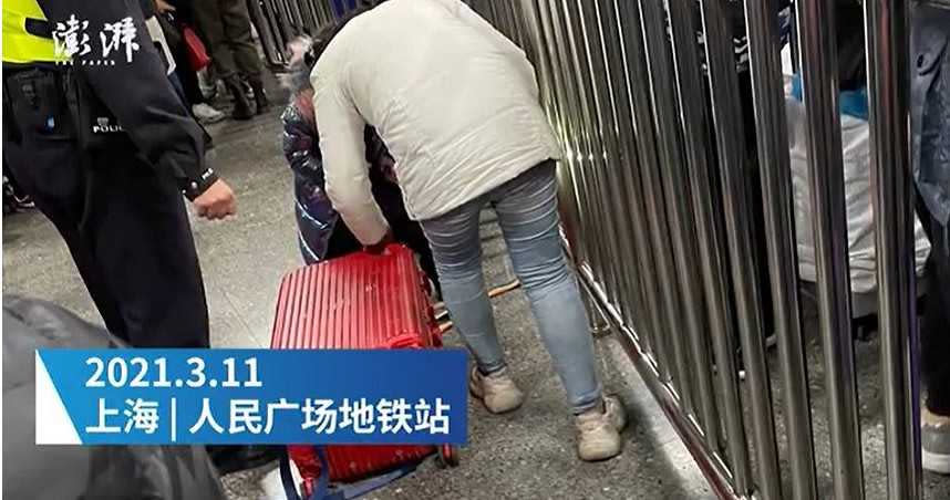 5歲女童因吵鬧被媽媽塞進行李箱拖著走。（圖／翻攝自澎湃新聞）
