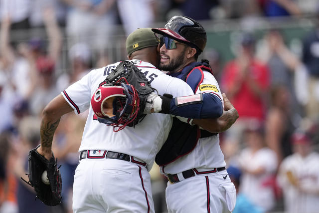 Atlanta Braves' Raisel Iglesias, right, and Travis d'Arnaud