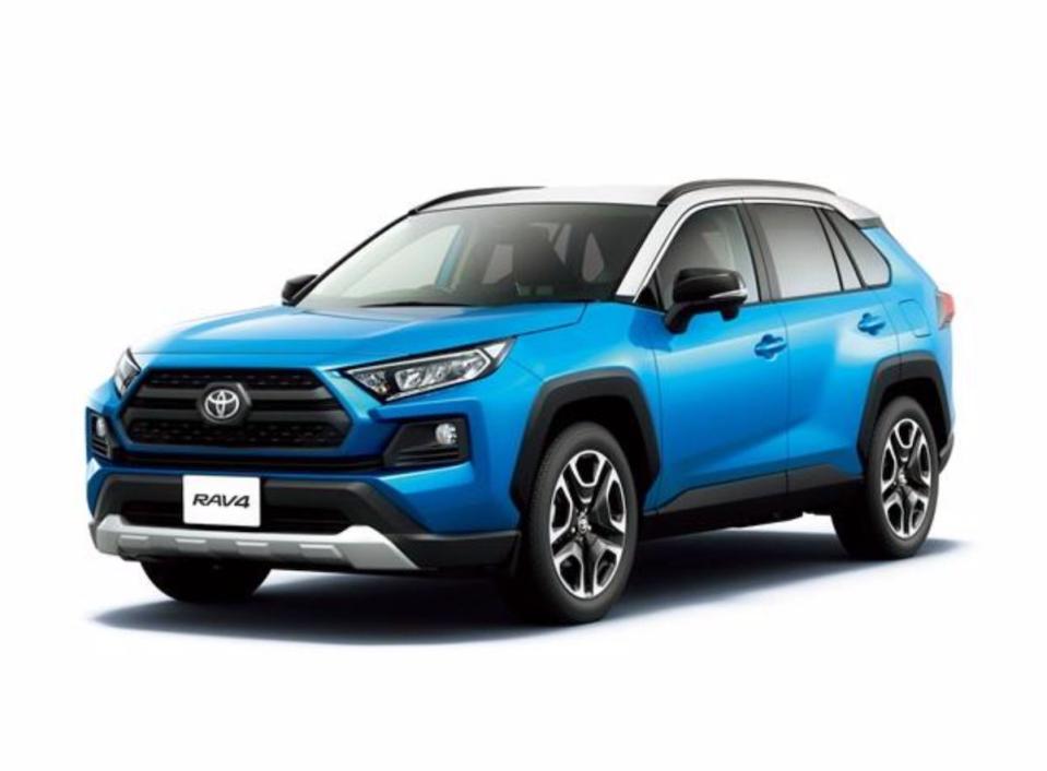 日規第五代 RAV4 提供兩種動力、六款車型可選，售價在 2,608,200～3,817,800 日圓，台幣換算大約在 72 萬～105 萬左右。 