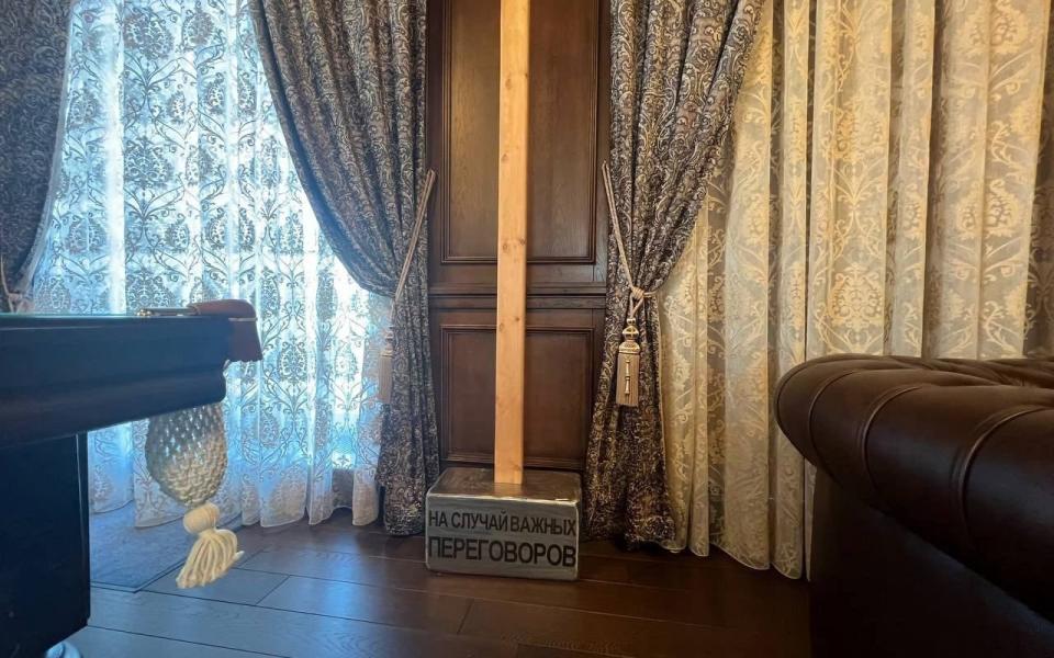 A huge sledgehammer with the inscription "in case of important negotiations" was found in Prigozhin's mansion