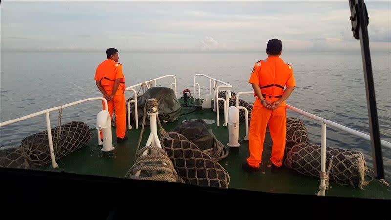 海巡署發現2艘海警船於大金門烏沙角西北方2.8浬，併靠登檢國籍「金廈遊輪」，隨即派遣線上10039艇前往應處。（圖／翻攝自海巡署官網）