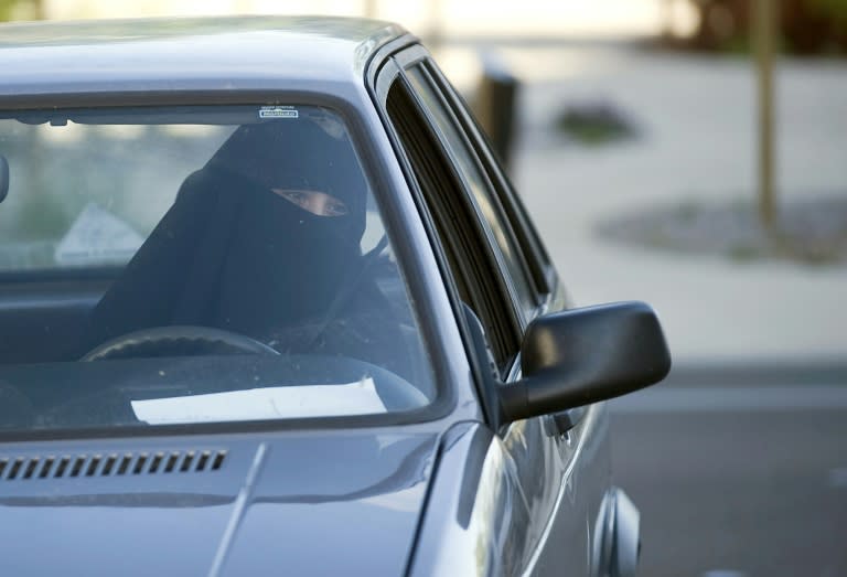 Eine Autofahrerin muslimischen Glaubens hat keinen Anspruch auf eine Befreiung vom Verhüllungsverbot am Steuer mittels Ausnahmegenehmigung. Das entschied das Oberverwaltungsgericht Nordrhein-Westfalen in Münster. (BERNARD LOUBINOUX)