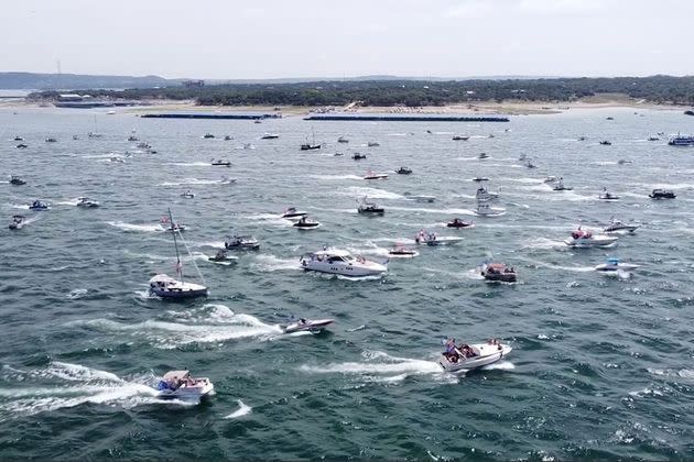 <p>Une flottille de petits bateaux soutenant la campagne électorale du Président Donald Trump s'est retrouvée en difficulté samedi au Texas, plusieurs d'entre eux prenant l'eau ou coulant, selon les autorités.</p>