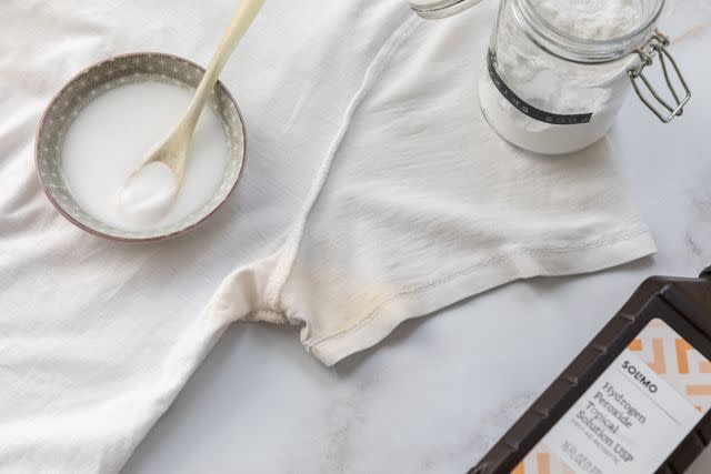 Neutralisation: vinegar with washing soda - Stock Image - A500