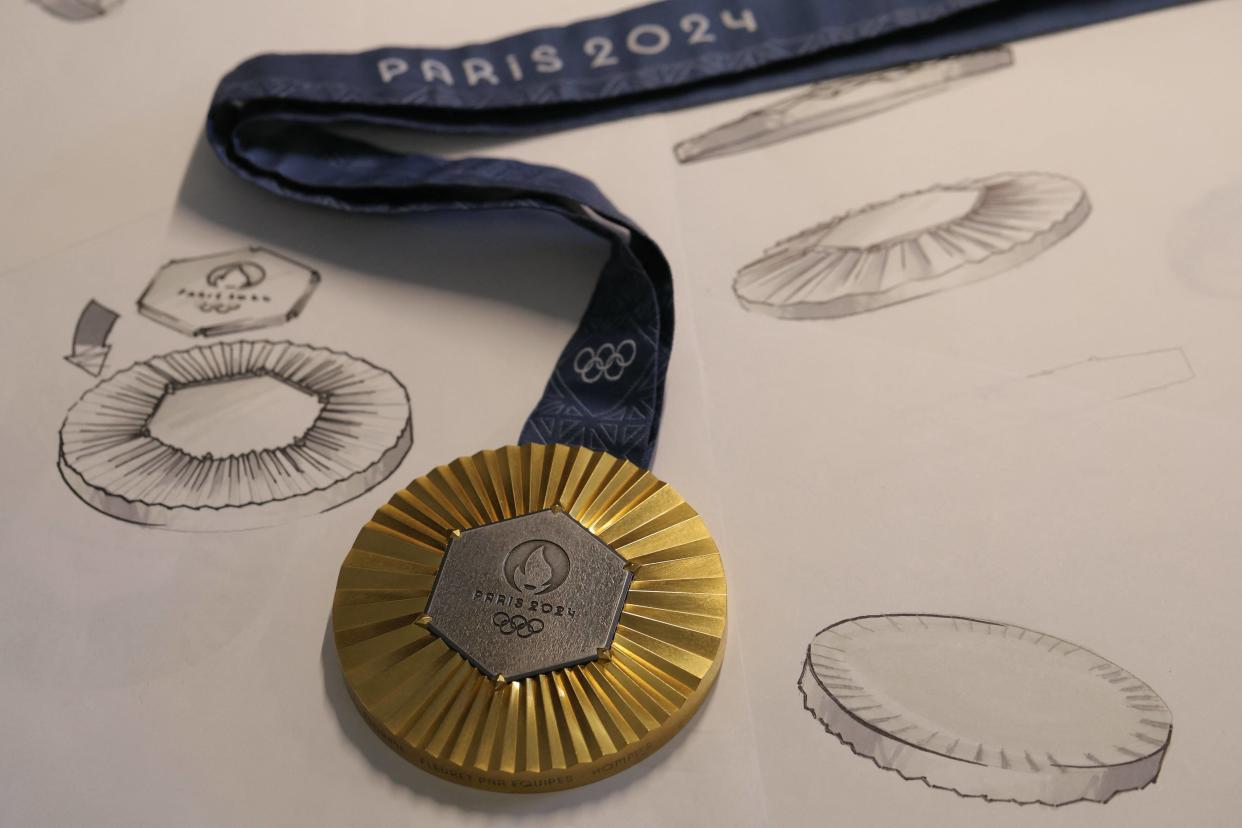 La médaille d’or des JO-2024 conçue par la maison de joaillerie de luxe Chaumet, ici présentée à Paris, le 30 janvier 2024.