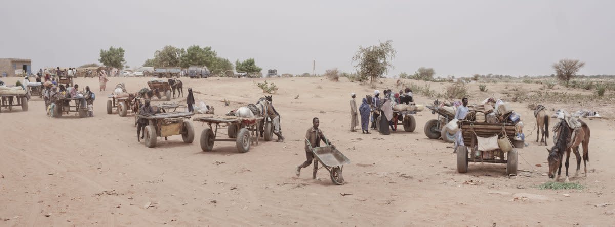 Sudanese refugees crossing into neighboring Chad at the border town of Adré.<span class="copyright">Nicolò Filippo Rosso</span>