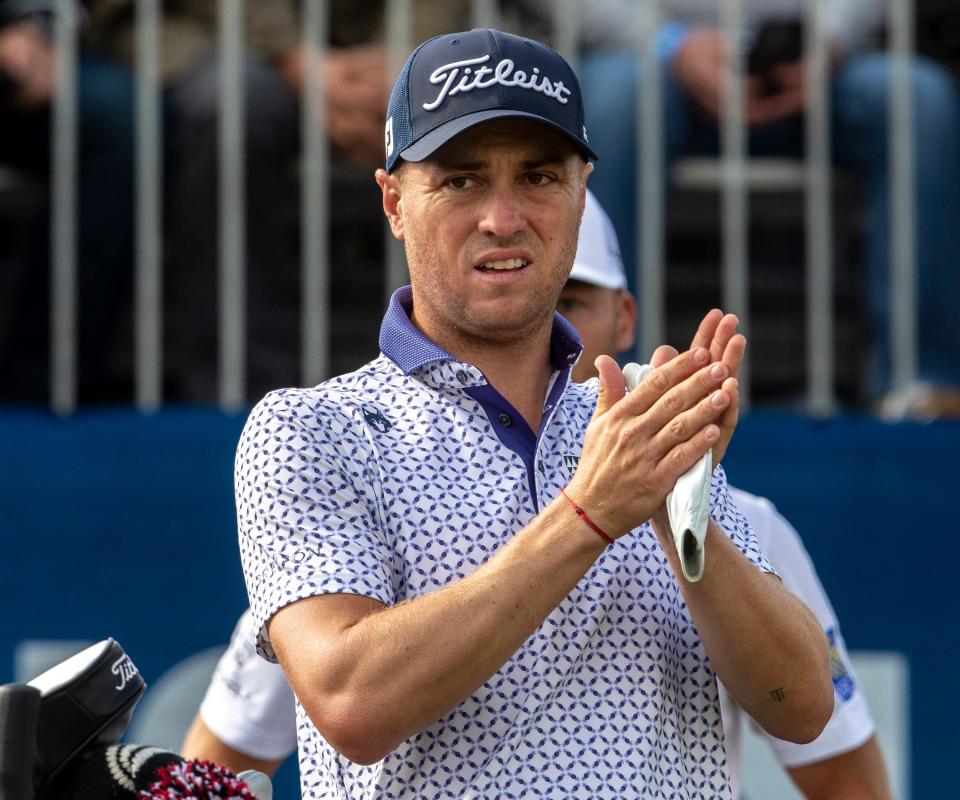 Justin Thomas llega a su hora de salida con el grupo líder en uno de los campos del estadio Pete Dye durante la ronda final del American Express en PGA West en La Quinta, California, el domingo 21 de enero de 2024.