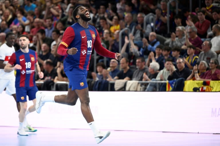 L'arrière français du FC Barcelone Dika Mem contre le Paris SG en quart de finale retour de la Ligue des champions de handball le 2 mai 2024 à Barcelone (Josep LAGO)