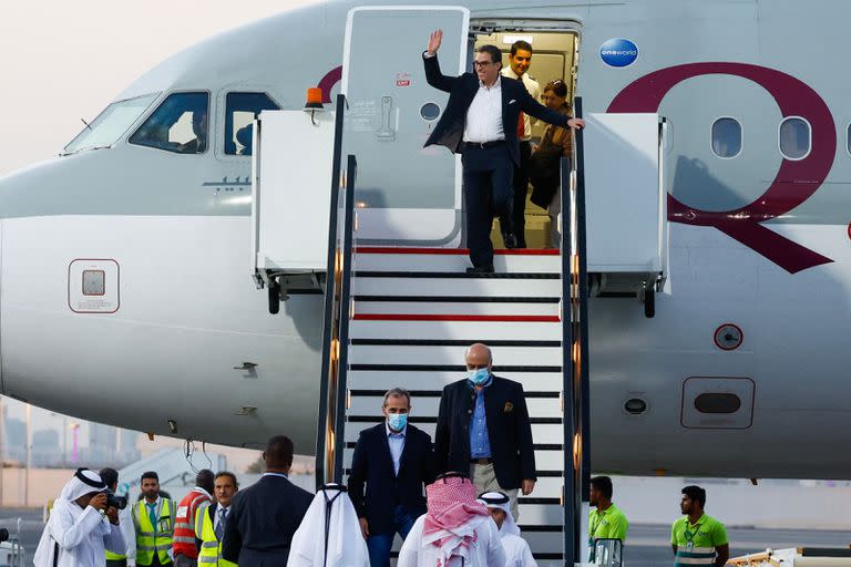 Los ciudadanos estadounidenses Siamak Namazi, Emad Sharqi y Morad Tahbaz desembarcan de un avión qatarí a su llegada al Aeropuerto Internacional de Doha el 18 de septiembre de 2023.