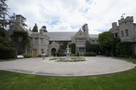 <p>Costruita dall’architetto Arthur R. Kelly in stile gotico-tudor nel 1927, la villa di Holmby Hills, sulle colline di Los Angeles, fu acquistata da Hugh Hefner (fondatore di Playboy) nel 1971 per la cifra di 1,1 milioni di dollari. </p>