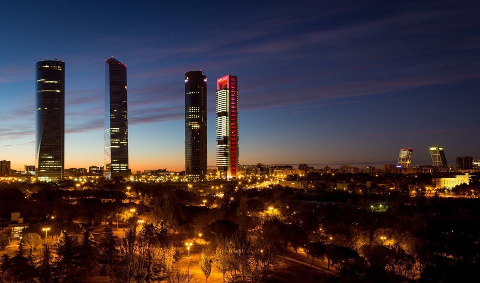 En 2018 se mudaron a España 1.000 millonarios procedentes de otros países, un 1% más que en el año anterior. El hecho de que el Banco Mundial lo nombrara como uno de los mejores destinos en los que hacer negocios está detrás de esta inmigración. (Foto: Pixabay / <a href="http://pixabay.com/es/photos/madrid-spain-españa-torres-skyline-1999645/" rel="nofollow noopener" target="_blank" data-ylk="slk:jessiegarciasmith;elm:context_link;itc:0;sec:content-canvas" class="link ">jessiegarciasmith</a>).