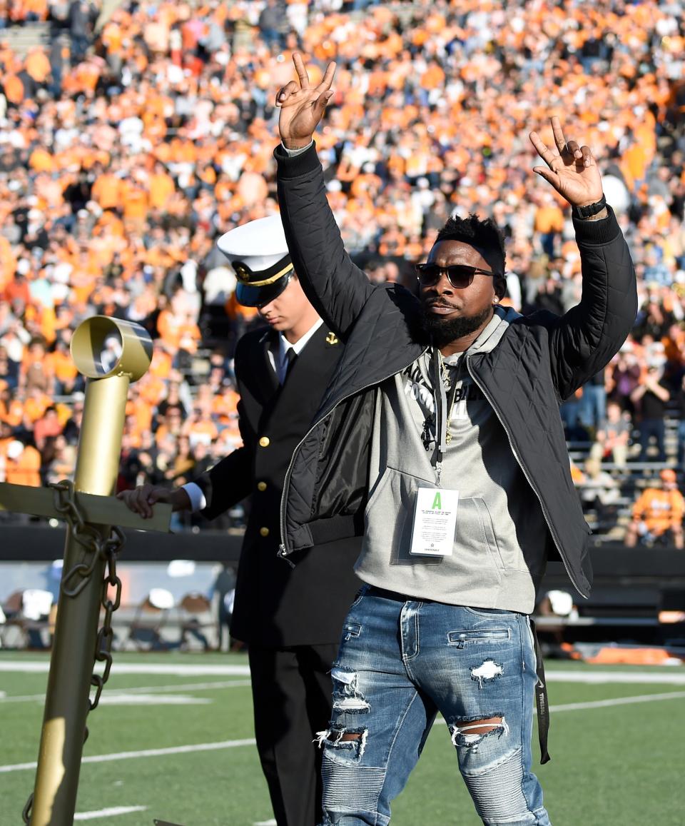 Former Vandy player Zac Stacy drops the anchor before the game at Vanderbilt Stadium Saturday, Nov. 24, 2018, in Nashville, Tenn.