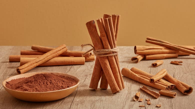 Cinnamon sticks and powder on a table