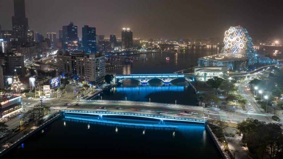 愛河沿岸及六座橋體亮起土耳其藍。（圖／翻攝自高雄市政府文化局臉書）