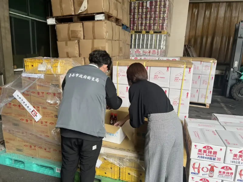 ▲台南市15家食品業者誤用含蘇丹紅原料，衛生局立即命業者下架回收並追蹤流向。（圖／台南衛生局）