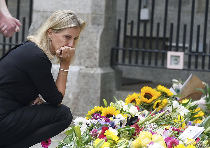 familia real en balmoral tras la muerte de isabel ii