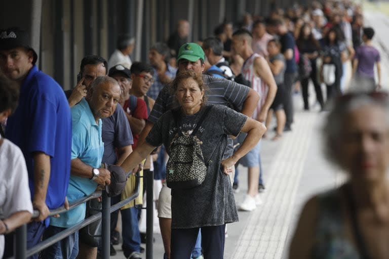 Los pasajeros esperaron más de tres horas en Once para registrar personalmente la SUBE esta mañana