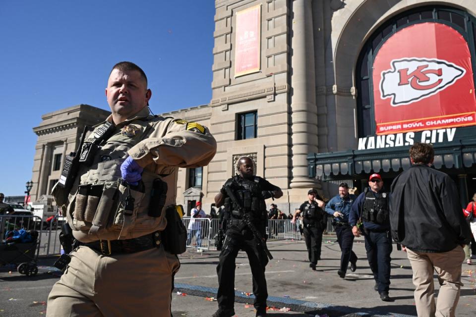 La policía responde después de que se produjeran disparos cerca del desfile por la victoria de los Kansas City Chiefs en la 58.a edición del Super Bowl, el 14 de febrero de 2024, en Kansas City, Misuri (AFP a través de Getty Images)