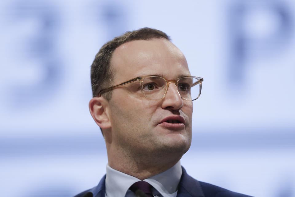 Bei einem Auftritt in Schleswig-Holstein wurde Gesundheitsminister Jens Spahn Ziel eines “Femen”-Protests. (Bild: AP Images)