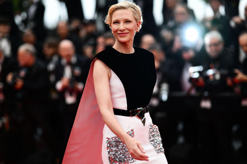 怎能不愛她？Cate Blanchett 不僅穿餘料禮服，還是下一位在坎城赤腳的女星！