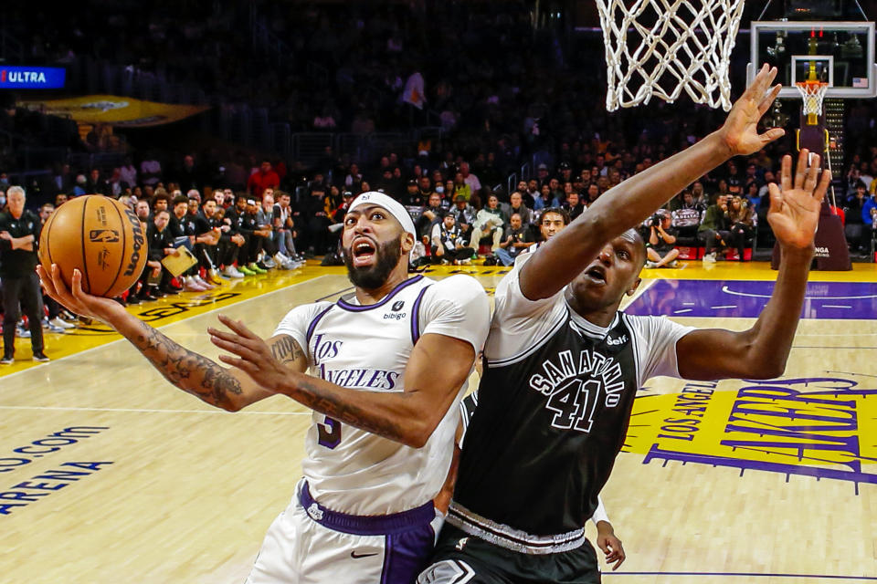 Anthony Davis攻下30分18籃板3抄截1火鍋，幫助湖人摘下3連勝。(AP Photo/Ringo H.W. Chiu)