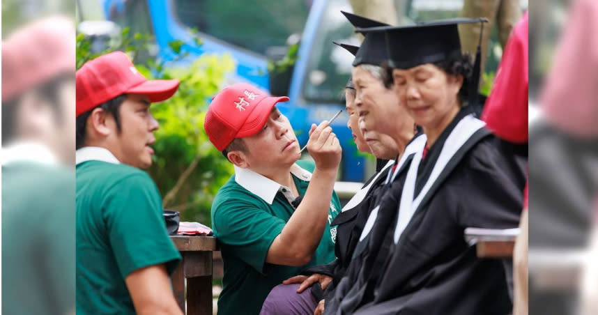 卜學亮接下化妝師重要任務。（圖／好看娛樂提供）