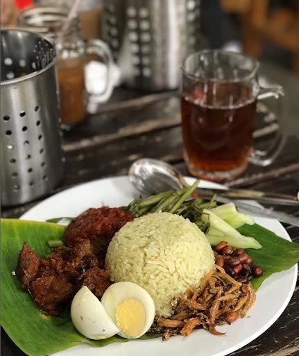 Nasi Lemak Angah - nasi lemak