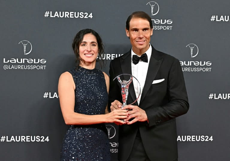 El tenista español Rafa Nadal posa con su esposa Xisca Perello con el premio Laureus concedido a su fundación en la gala de entrega de estos premios en Madrid el 22 de abril de 2024. (JAVIER SORIANO)