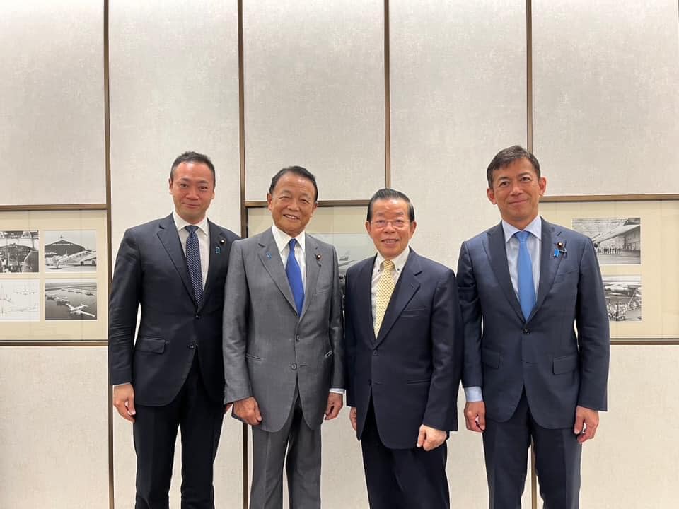 日前首相麻生太郎（左2）率眾議員鈴木馨祜（左1）、中西健治（右1）訪台，駐日代表謝長廷親自送機。   圖：取自謝長廷臉書。