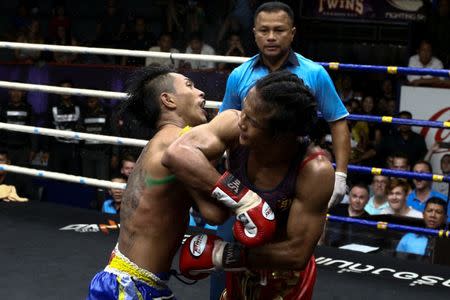 Muay Thai boxer Nong Rose Baan Charoensuk (R), 21, who is transgender, fights Priewpak Sorjor Wichit-Padrew during a boxing match at the Rajadamnern Stadium in Bangkok, Thailand, July 13, 2017. REUTERS/Athit Perawongmetha