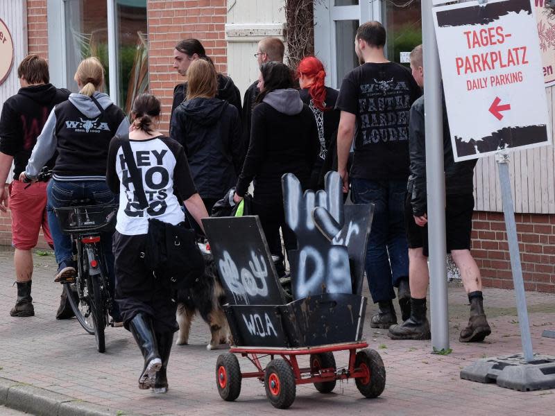 Mit dem Bollerwagen durch Wacken. Foto: Axel Heimken