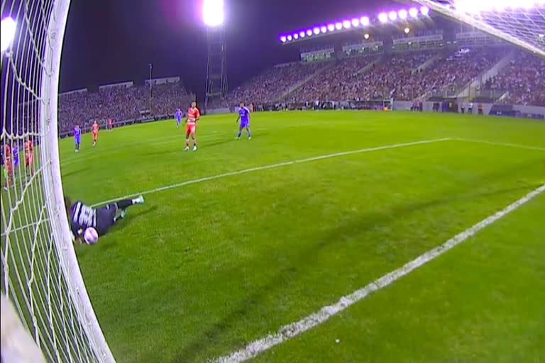 A Centurión se le escapa la pelota en el primer gol de Universidad