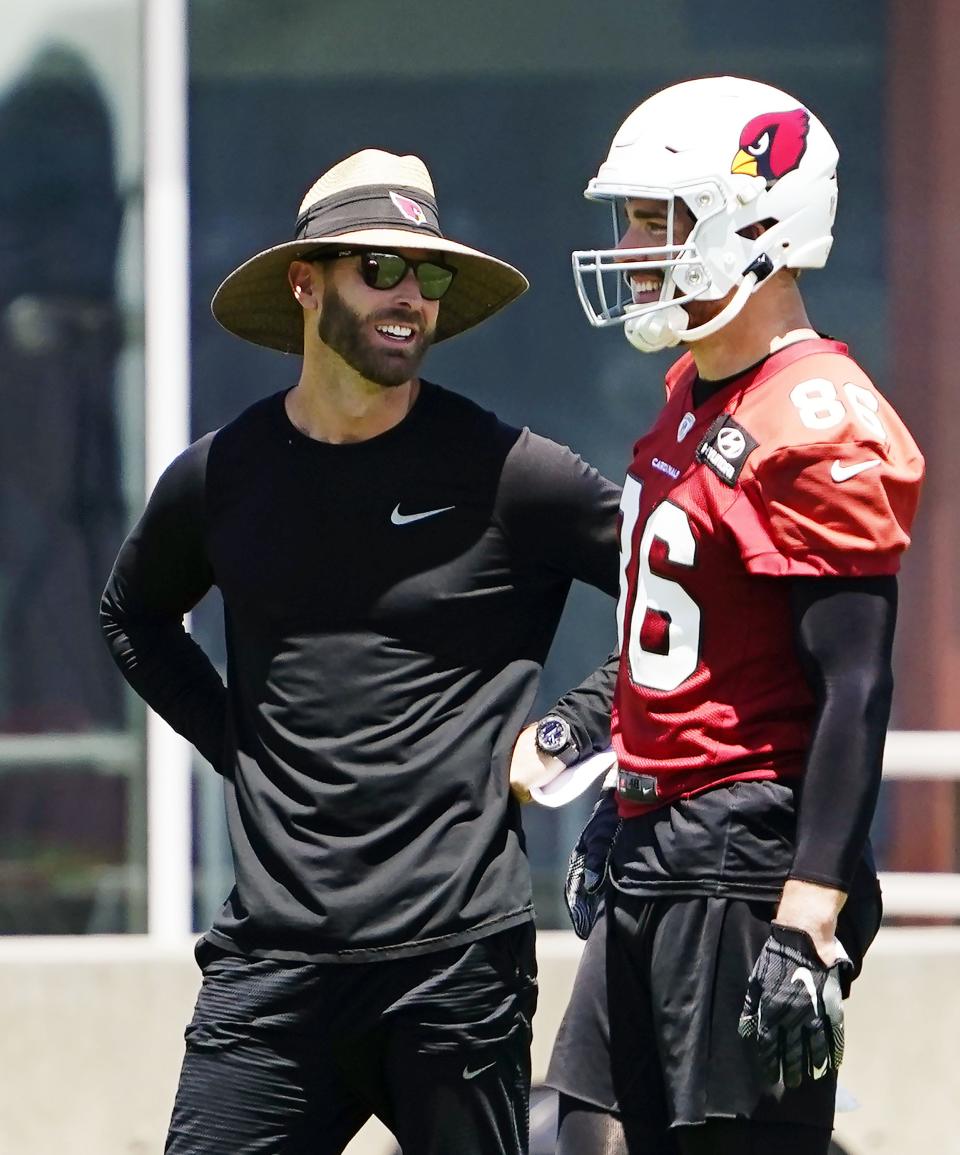 May 23, 2022; Tempe, Arizona, USA; Arizona Cardinals head coach Kliff Kingsbury talks to tight end Zach Ertz (86) during mini-camp at Arizona Cardinals training facility.