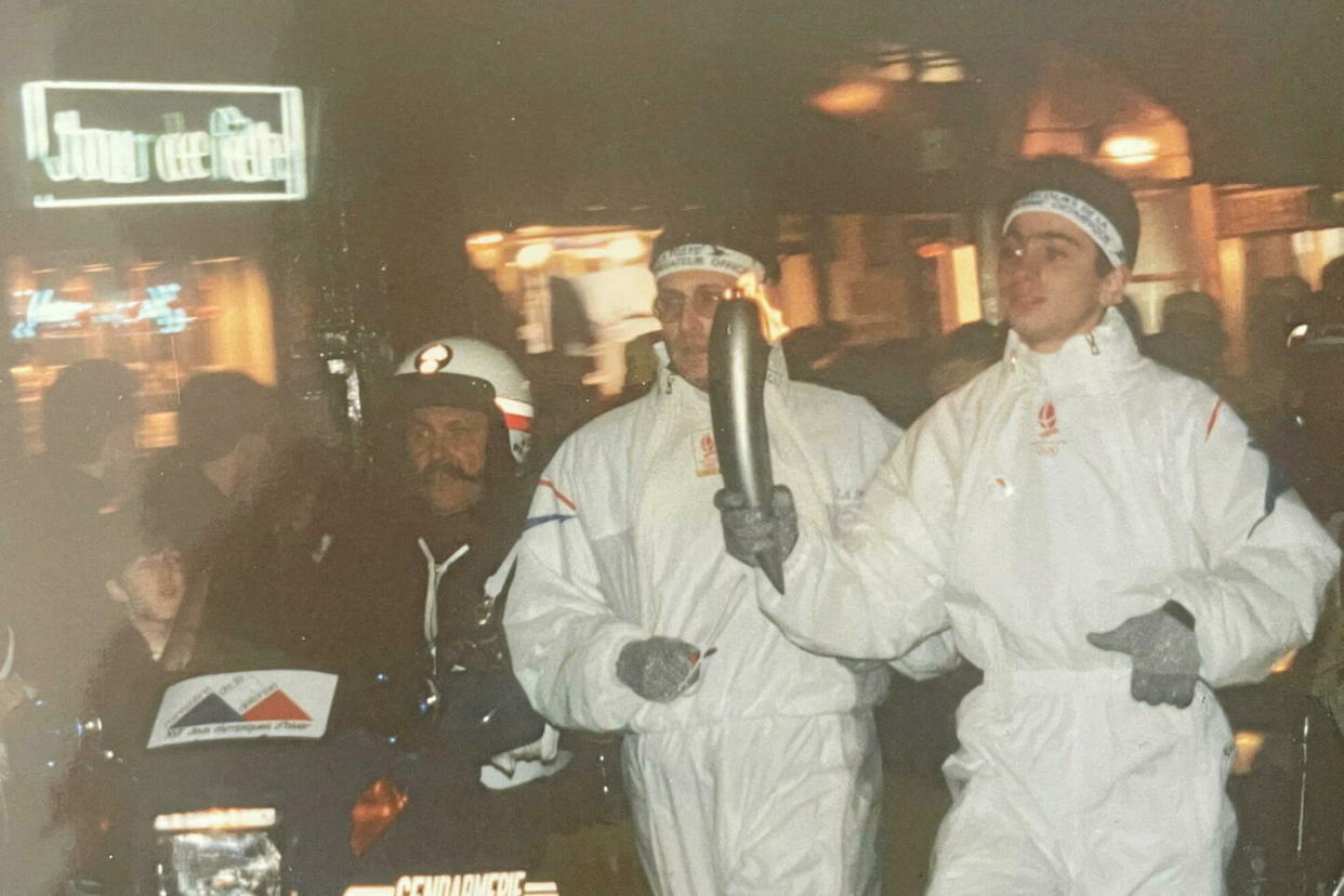 Notre journaliste Olivier Ubertalli portant la flamme olympique à Paris le 14 décembre 1991.  - Credit:DR