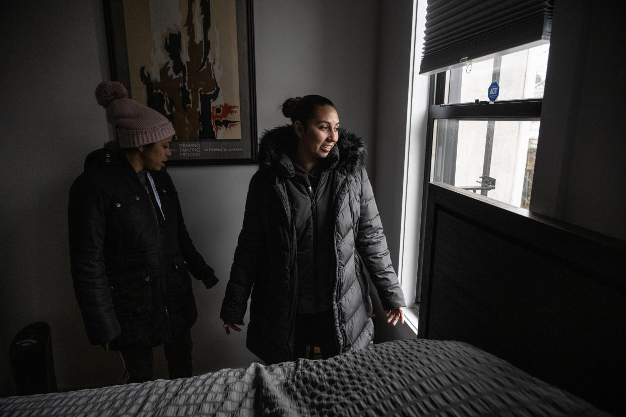 Varias familias de inmigrantes viven ahora temporalmente con los compañeros de clase de sus hijos en Brooklyn, Nueva York, el 22 de enero de 2024. (Victor J. Blue/The New York Times).