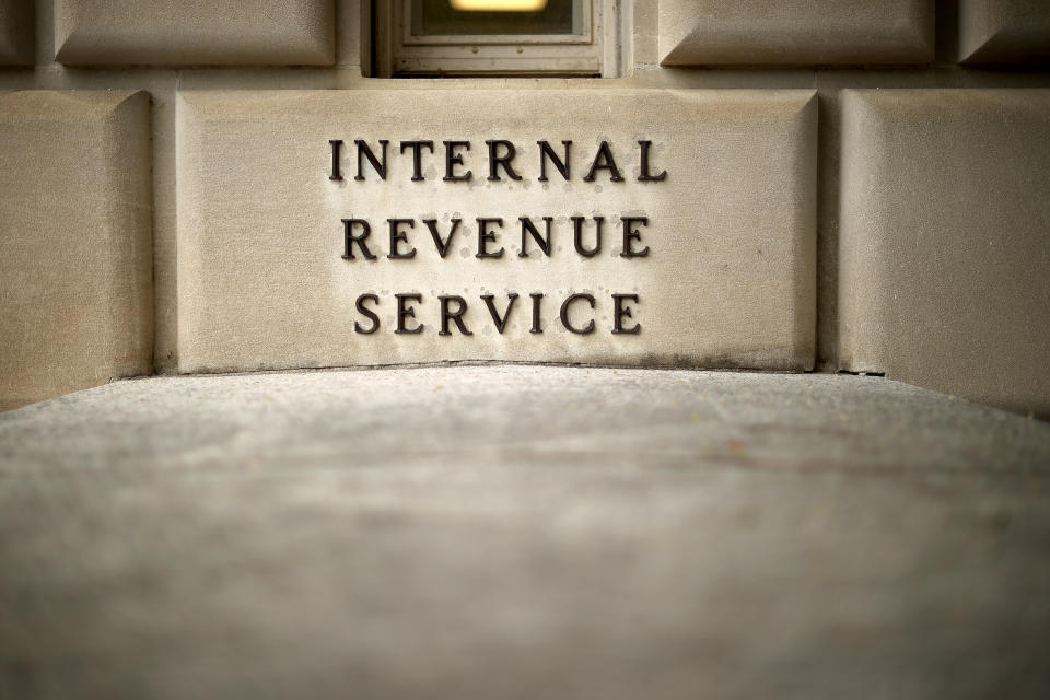 WASHINGTON, DC - 27 AVRIL : le bâtiment du siège de l'Internal Revenue Service semblait être pour la plupart vide le 27 avril 2020 dans la section Federal Triangle de Washington, DC.  L'IRS a rappelé environ 10 000 employés bénévoles au travail lundi dans 10 de ses sites critiques pour travailler sur la correspondance des contribuables, traiter les documents fiscaux, prendre des appels téléphoniques et d'autres actions liées à la saison des déclarations de revenus.  (Photo de Chip Somodevilla/Getty Images)