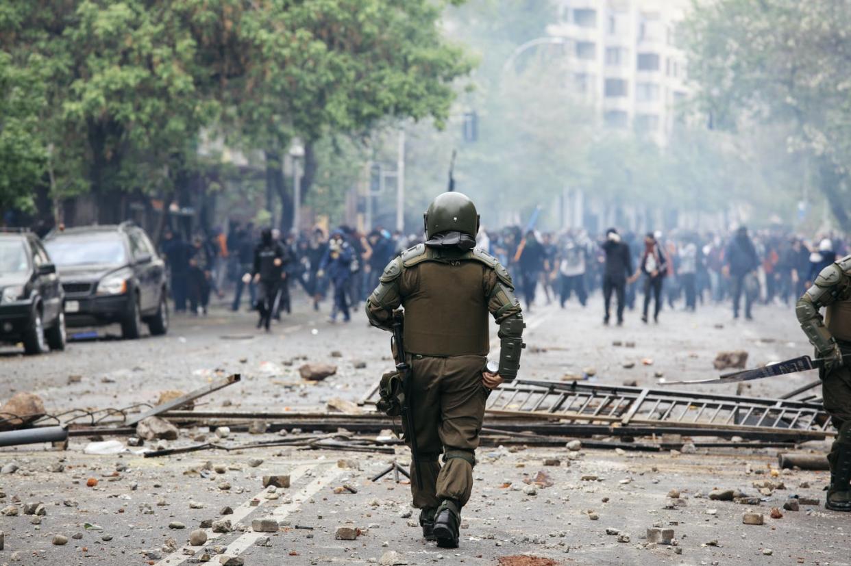 <span class="caption">Policía antidisturbios durante una protesta estudiantil en Chile.</span> <span class="attribution"><a class="link " href="https://www.shutterstock.com/es/image-photo/riot-police-during-student-strike-santiago-623531252" rel="nofollow noopener" target="_blank" data-ylk="slk:Shutterstock / erlucho;elm:context_link;itc:0;sec:content-canvas">Shutterstock / erlucho</a></span>