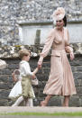 <p>Als Trauzeugin ihrer Schwester Pippa Middleton trug die Herzogin ein maßgeschneidertes Alexander McQueen-Kleid in Hellrosa, das von Sarah Burton designt wurde – derselben Frau, die ihr Hochzeitskleid entworfen hatte. Die Herzogin vervollständigte den Look mit passenden Wildlederschuhen und einem Fascinator. <br><em>[Bild: Getty]</em> </p>