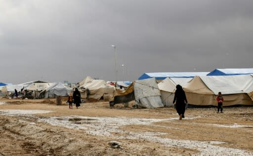 Syrians displaced from Deir Ezzor and its surroundings walk on November 15, 2018 through a camp in northeastern Hassakeh province