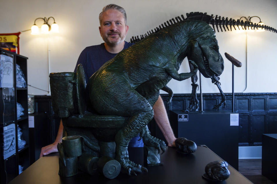 El presidente y curador George Frandsen posa para una fotografía dentro de su "Poozeum", el viernes 7 de junio de 2024 en Williams, Arizona. El museo en el norte de Arizona a lo largo de la Ruta 66 presenta heces fosilizadas de animales prehistóricos. Frandsen ha recolectado fósiles conocidos como coprolitos durante casi tres décadas. Su museo presenta aproximadamente 7.000 fósiles, incluido uno que se sospecha que pertenece a un tiranosaurio rex. Frandsen posee dos títulos del Libro Guinness de los Récords Mundiales por partes de su colección. (Foto AP/Ty ONeil)